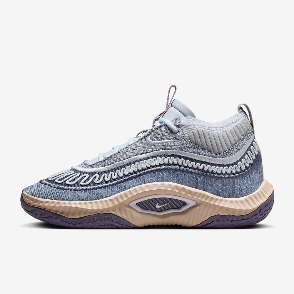 Nike Women's Blue and Beige Athletic Sneakers